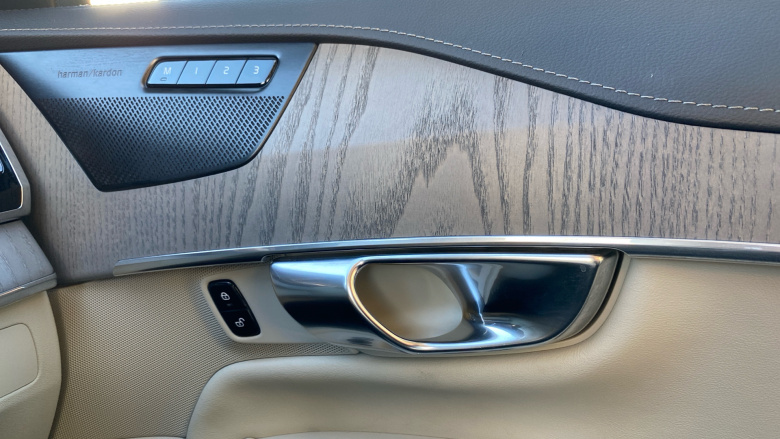 Volvo XC90 2.0 B5P Plus Edition Dark 5dr AWD Geartronic Petrol Estate